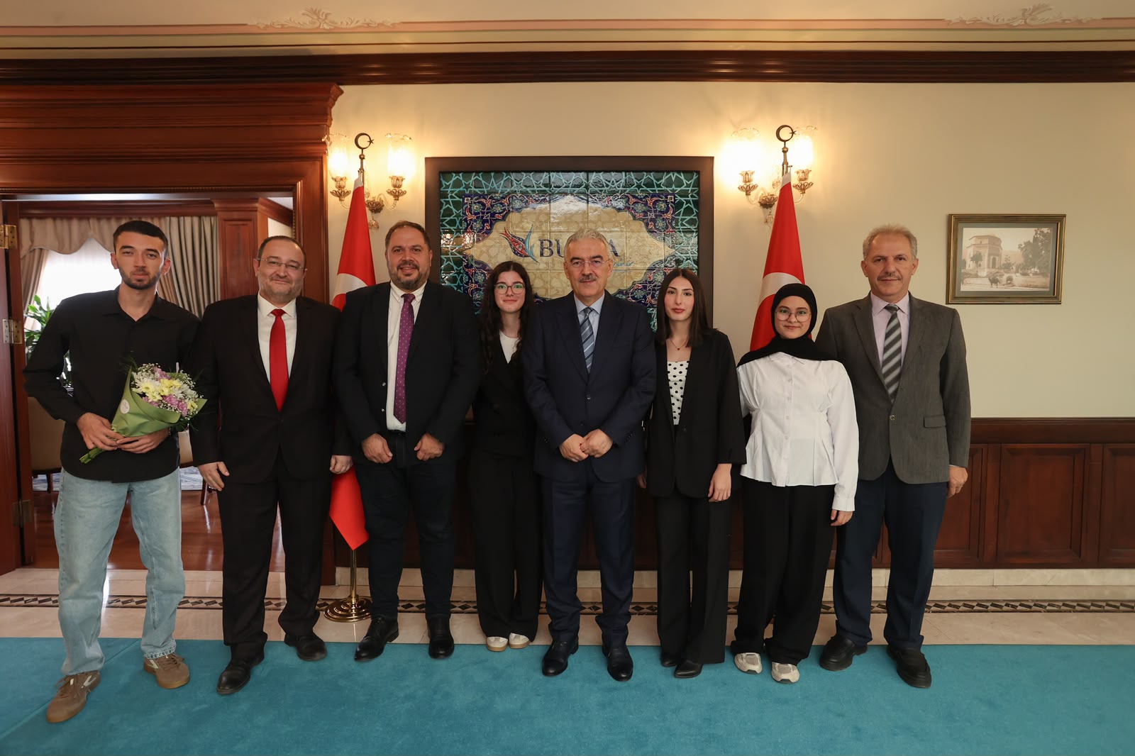 İnegöl Meslek Yüksekokulu Kültür, Sanat, Bilim, Mesleki ve Spor Topluluğu Öğrencileri, Bursa Valisi Erol Ayyıldız'ı Makamında Ziyaret Etti